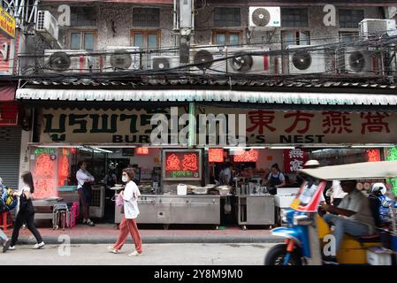 Bangkok, Thaïlande. 06 octobre 2024. Vue générale personnes Chinatown Yaowarach, 6 octobre 2024 à Bangkok, Thaïlande. Pendant le Festival végétarien 2024. (Photo de Teera Noisakran/Sipa USA) crédit : Sipa USA/Alamy Live News Banque D'Images