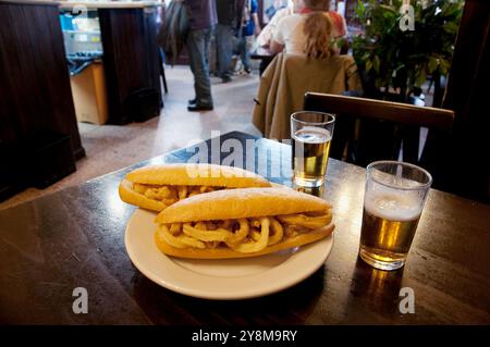 Calmars frits de sandwiches pour deux. Madrid, Espagne. Banque D'Images