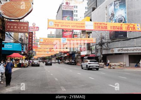 Bangkok, Thaïlande. 06 octobre 2024. Vue générale personnes Chinatown Yaowarach, 6 octobre 2024 à Bangkok, Thaïlande. Pendant le Festival végétarien 2024. (Photo de Teera Noisakran/Sipa USA) crédit : Sipa USA/Alamy Live News Banque D'Images