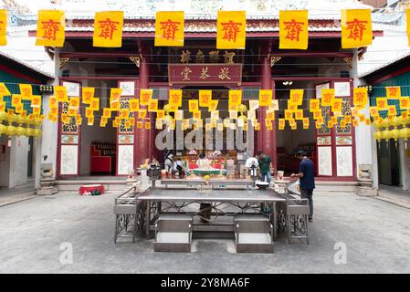 Bangkok, Thaïlande. 06 octobre 2024. Vue de gens adorant les dieux et les objets sacrés à l'intérieur du sanctuaire Guangdong dans Chinatown Yaowarach, 6 octobre 2024 à Bangkok, Thaïlande. Pendant le Festival végétarien 2024. (Photo de Teera Noisakran/Sipa USA) crédit : Sipa USA/Alamy Live News Banque D'Images