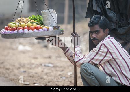 Jeune homme vendant des collations traditionnelles, Gwalior, Madhya Pradesh, Inde, Asie Banque D'Images