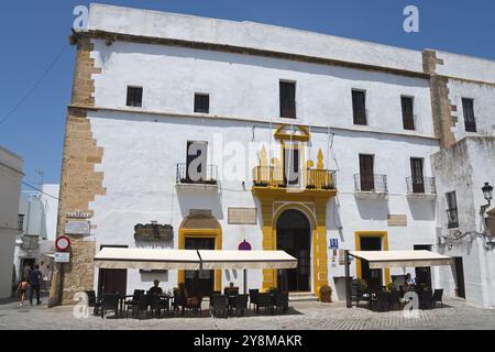 Un bâtiment historique avec une façade blanche et une entrée jaune, y compris un café de rue avec parasols, Convento de San Francisco, Hôtel, vieille ville, Veje Banque D'Images