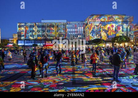 Essen Light Festival, dans le centre-ville, light art sur Kennedyplatz, l'artiste berlinois Daniel Margraf illumine la grande place du centre-ville Banque D'Images