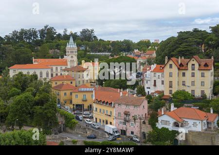 Petit groupe de maisons colorées dans un environnement vallonné et verdoyant, hôtel de ville sur la gauche, Sintra, Lisbonne, Portugal, Europe Banque D'Images