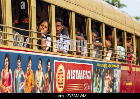 Bus complet, Alappuzha ou Alleppy, Kerala, Inde, Asie Banque D'Images