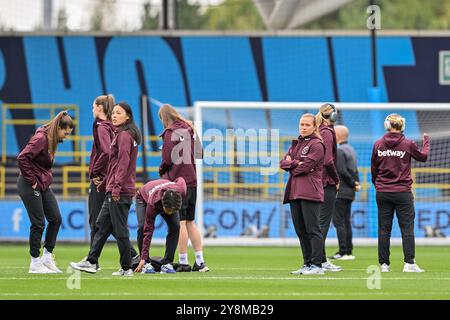 Manchester, Royaume-Uni. 06 octobre 2024. West Ham United Women inspecte le terrain avant le match de Super League féminine des Barclays Manchester City Women vs West Ham United Women au joie Stadium, Manchester, Royaume-Uni, le 6 octobre 2024 (photo de Cody Froggatt/News images) à Manchester, Royaume-Uni, le 6 octobre 2024. (Photo de Cody Froggatt/News images/Sipa USA) crédit : Sipa USA/Alamy Live News Banque D'Images