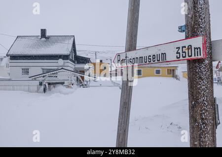 Village, maisons, tempête de neige, vent, neige, panneau, musée, Kiberg, péninsule de Varanger, Norvège, Europe Banque D'Images