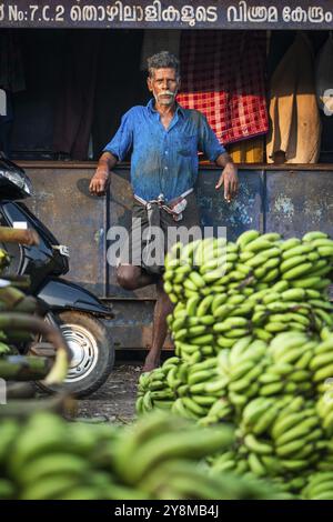 Ouvriers au marché de la banane, marché de Broadway, Ernakulum, Kerala, Inde, Asie Banque D'Images