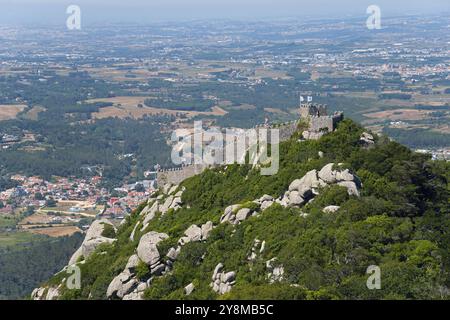 Ancien mur du château sur une colline boisée avec vue panoramique sur la campagne, complexe du château, château mauresque, Castelo dos Mouros, une partie du culte de Sintra Banque D'Images