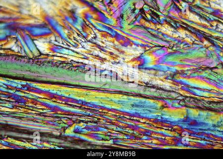 Sulfate de cuivre au microscope, grossissement 80x et en lumière polarisée. Le sulfate de cuivre est utilisé dans de nombreux domaines de la médecine, l'agriculture, ind Banque D'Images