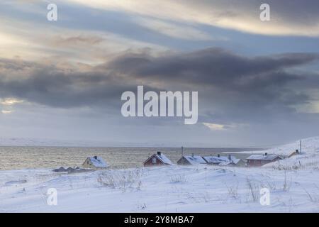 Village, maisons, tempête de neige, vent, neige, côte, mer, nuages, péninsule de Varanger, Norvège, Europe Banque D'Images