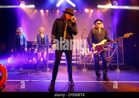 Rene Oschmann mit der Band Udopia live beim 12. Rockliner-Veteranen-Treffen - Das offizielle Udo Lindenberg-Fantreffen im Wuppertaler Brauhaus. Wuppertal, 05.10.2024 *** René Oschmann avec le groupe Udopia en direct aux 12 Rockliner Veterans qui rencontrent le fan meeting officiel d'Udo Lindenberg au Brauhaus Wuppertal, 05 10 2024 Foto:XT.xSchröerx/xFuturexImagex fantreffen 4021 Banque D'Images