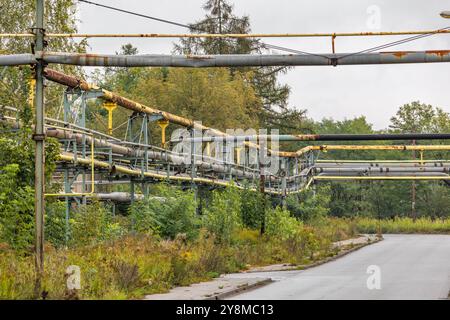 Installation de chauffage central, vieux tuyaux rouillés, perte de chaleur transférée de l'installation de chauffage aux consommateurs, augmentation du but de chauffage Banque D'Images