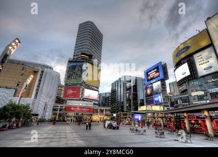 Dundas Square, rue Yonge Toronto intersection achalandée Banque D'Images