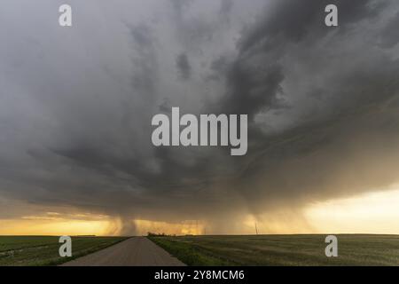 Tempêtes estivales des Prairies Saskatchewan Canada danger menaçant Banque D'Images