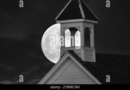 Full Moon Over Super Église Pays Canada Banque D'Images