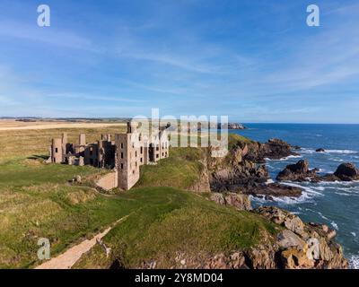 Photo aérienne par drone du château de Slains près de Cruden Bay, Aberdeenshire, Écosse Banque D'Images