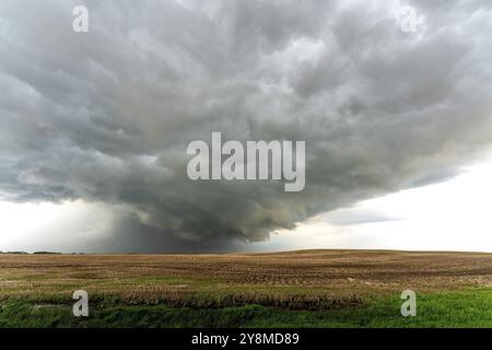 Tempêtes d'été dans les Prairies canadiennes scènes dramatiques Banque D'Images