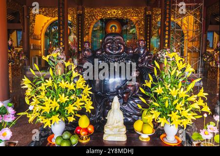 Statue de Happy Hotei à l'intérieur du temple bouddhiste en Asie au Vietnam à Da Nang à la pagode Linh Ung Banque D'Images