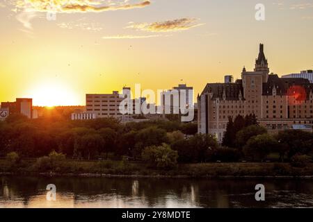 Coucher de soleil au centre-ville de Saskatoon coucher de soleil sur la ville Banque D'Images