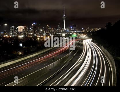 Pleine lune Auckland City Lights autoroute Côte-Nord Banque D'Images