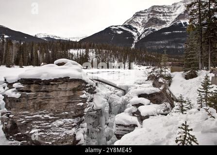 Les chutes Athabasca, Alberta Canada Jasper en hiver Banque D'Images