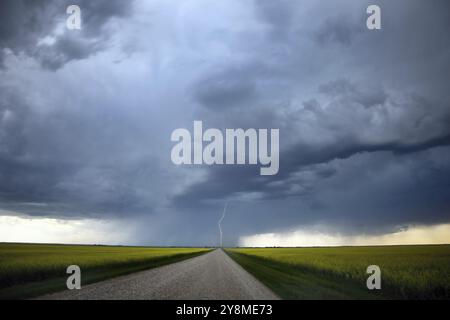 Tempêtes estivales des Prairies Saskatchewan Canada danger menaçant Banque D'Images