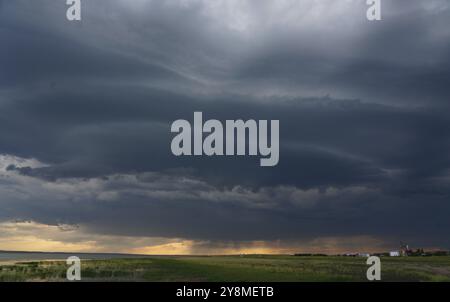 Tempêtes estivales des Prairies Saskatchewan Canada danger menaçant Banque D'Images