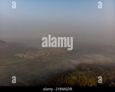 Brume matinale dans la vallée Banque D'Images