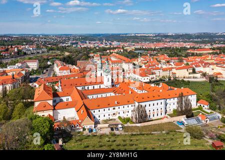 Vue aérienne d'un monastère du monastère de Strahov entouré de charmants bâtiments aux toits rouges par une journée ensoleillée en Tchéquie, Europe. Monastère de Strahov niché Banque D'Images