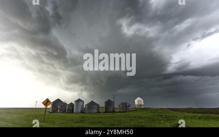 Tempêtes d'été dans les Prairies canadiennes scènes dramatiques Banque D'Images