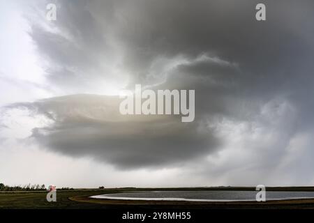 Tempêtes estivales des Prairies Saskatchewan Canada danger menaçant Banque D'Images