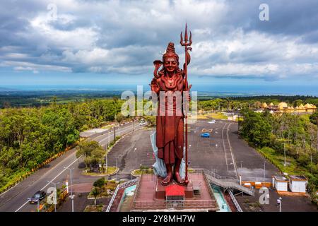 Statue de Shiva au temple Grand bassin, le plus haut temple de Shiva du monde, il mesure 33 mètres de haut. Importants temples hindous de Maurice. Une grande statue de t Banque D'Images