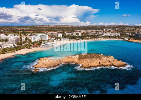 Vue aérienne de la belle plage de Nissi à Ayia Napa, Chypre. Plage de Nissi à Ayia Napa célèbre plage touristique à Chypre. Une vue d'une eau azurée et Nissi Banque D'Images