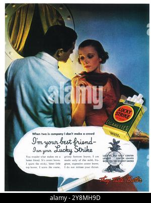 1935 Lucky Strike cigarettes ad - "quand deux est une entreprise, je ne fais pas une foule" Banque D'Images