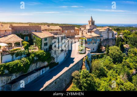 Vue du village véniasque avec la vieille église notre Dame de vie au paysage des Luberons, Provence, France. Belle église et maisons dans la ville de Vena Banque D'Images