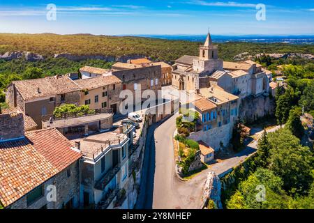 Vue du village véniasque avec la vieille église notre Dame de vie au paysage des Luberons, Provence, France. Belle église et maisons dans la ville de Vena Banque D'Images