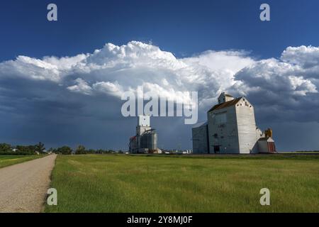 Tempêtes d'été dans les Prairies canadiennes scènes dramatiques Banque D'Images