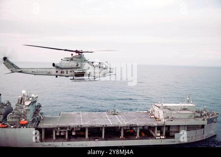 Une Viper AH-1Z attachée au Marine Medium Tiltrotor Squadron (VMM) 165 (renforcée), 15e Marine Expeditionary Unit, vole devant la mer expéditionnaire b Banque D'Images