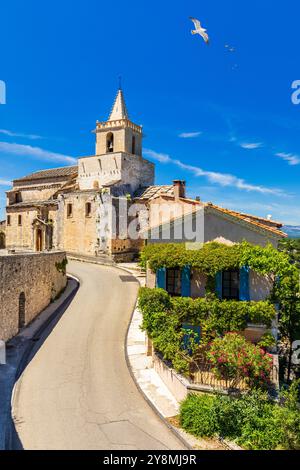 Vue du village véniasque avec la vieille église notre Dame de vie au paysage des Luberons, Provence, France. Belle église et maisons dans la ville de Vena Banque D'Images