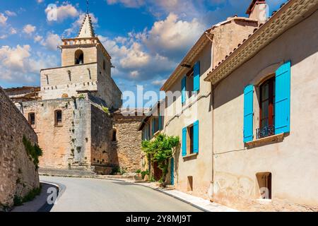 Vue du village véniasque avec la vieille église notre Dame de vie au paysage des Luberons, Provence, France. Belle église et maisons dans la ville de Vena Banque D'Images