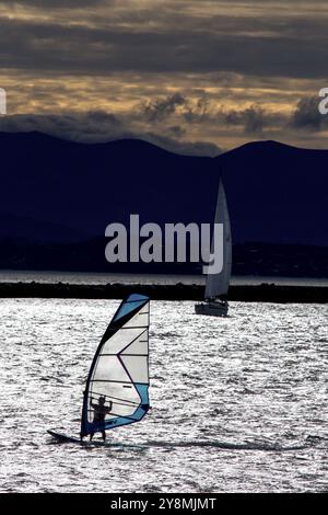 Planche à voile wind surfer Nelson Nouvelle-zélande jour venteux Banque D'Images