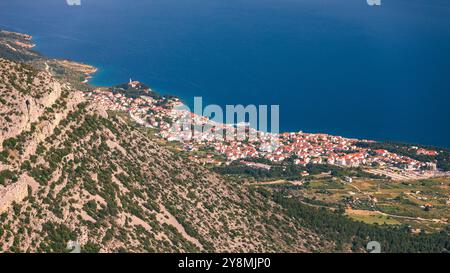 Bol, sur l''île de Brac vue panoramique vue aérienne, la Dalmatie, Croatie. Ville de Bol de Vidova Gora vue aérienne, île de Brac, Croatie. Banque D'Images