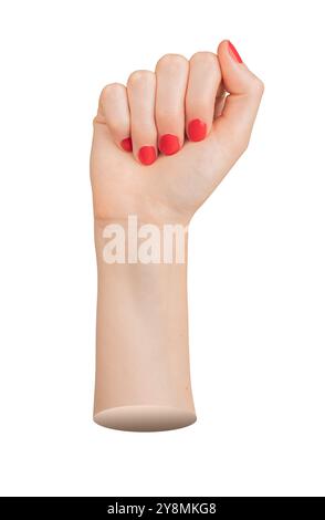 Main de femme avec des ongles rouges polis, serrés dans un poing, isolés sur fond blanc. Geste montrant la force, la protestation ou le positivisme, avec un élég Banque D'Images