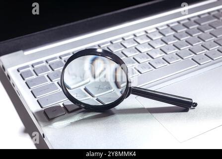 Concept de recherche SEO avec optimisation de mots-clés sur un site web. Ordinateur portable et clavier utilisés pour la recherche de contenu d'entreprise et l'analyse numérique. Stratégie en ligne Banque D'Images