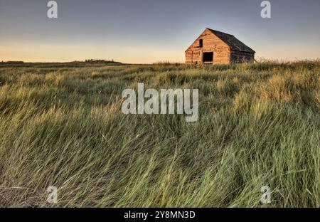 Ferme abandonnée Saskatchewan Canada coucher de soleil et vue sur la prairie Banque D'Images