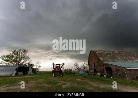 Tempêtes d'été dans les Prairies canadiennes scènes dramatiques Banque D'Images