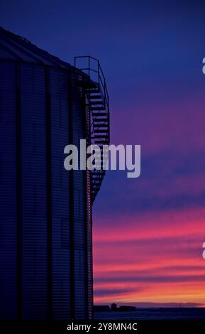 Saskatchewan Prairie Sunset rrural ciel coloré campagne Banque D'Images