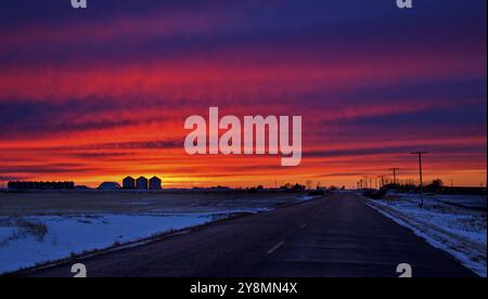 Saskatchewan Prairie Sunset rrural ciel coloré campagne Banque D'Images