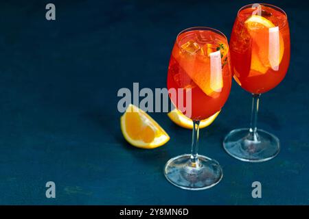 Deux verres de cocktail Spritz aperol se tiennent sur fond de table bleu Banque D'Images